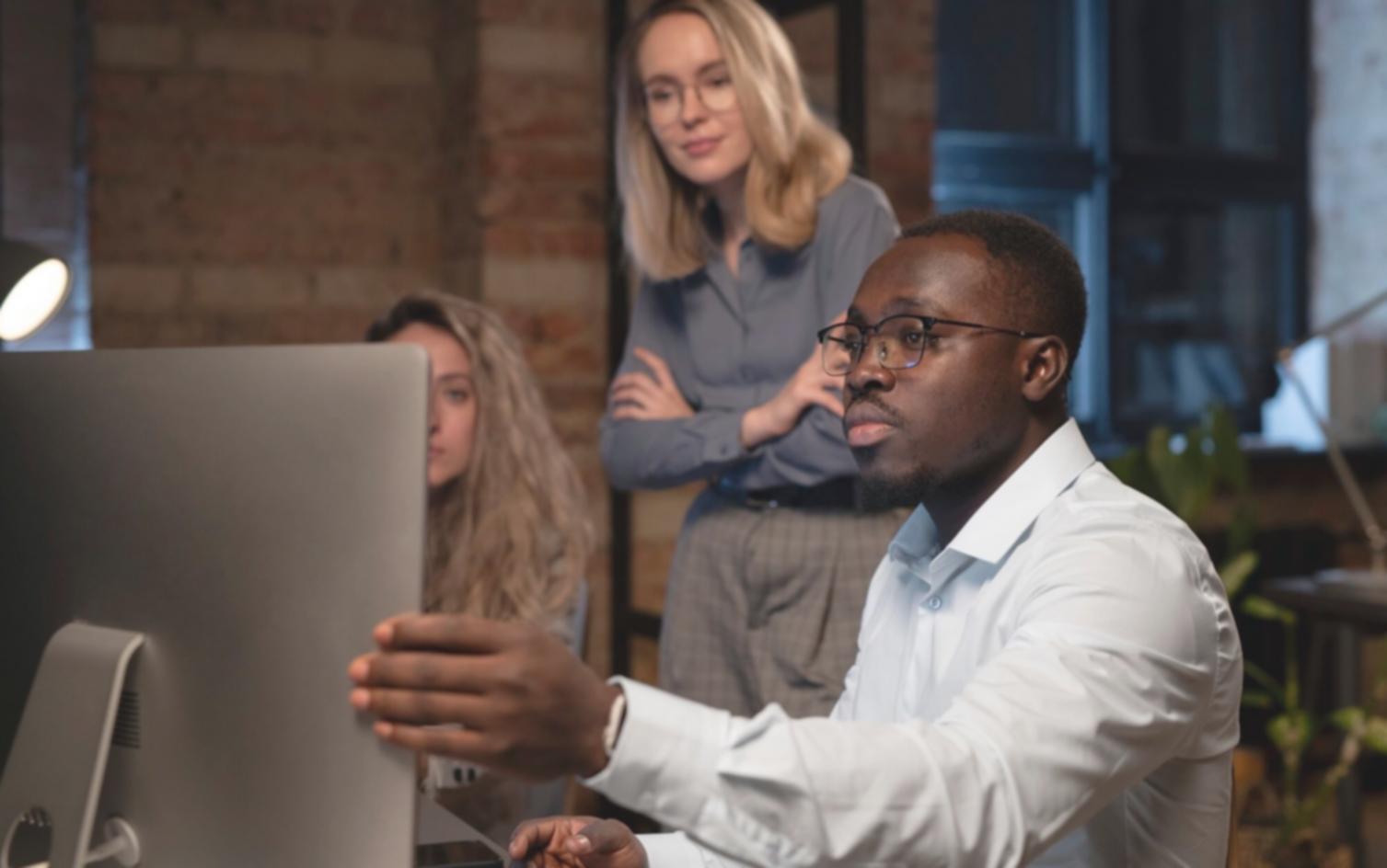 Ruang kerja profesional dengan konsep perencanaan finansial modern